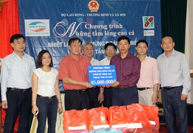 Thăm và tặng quà tại Trung tâm Bảo trợ Xã hội tỉnh Hà Nam